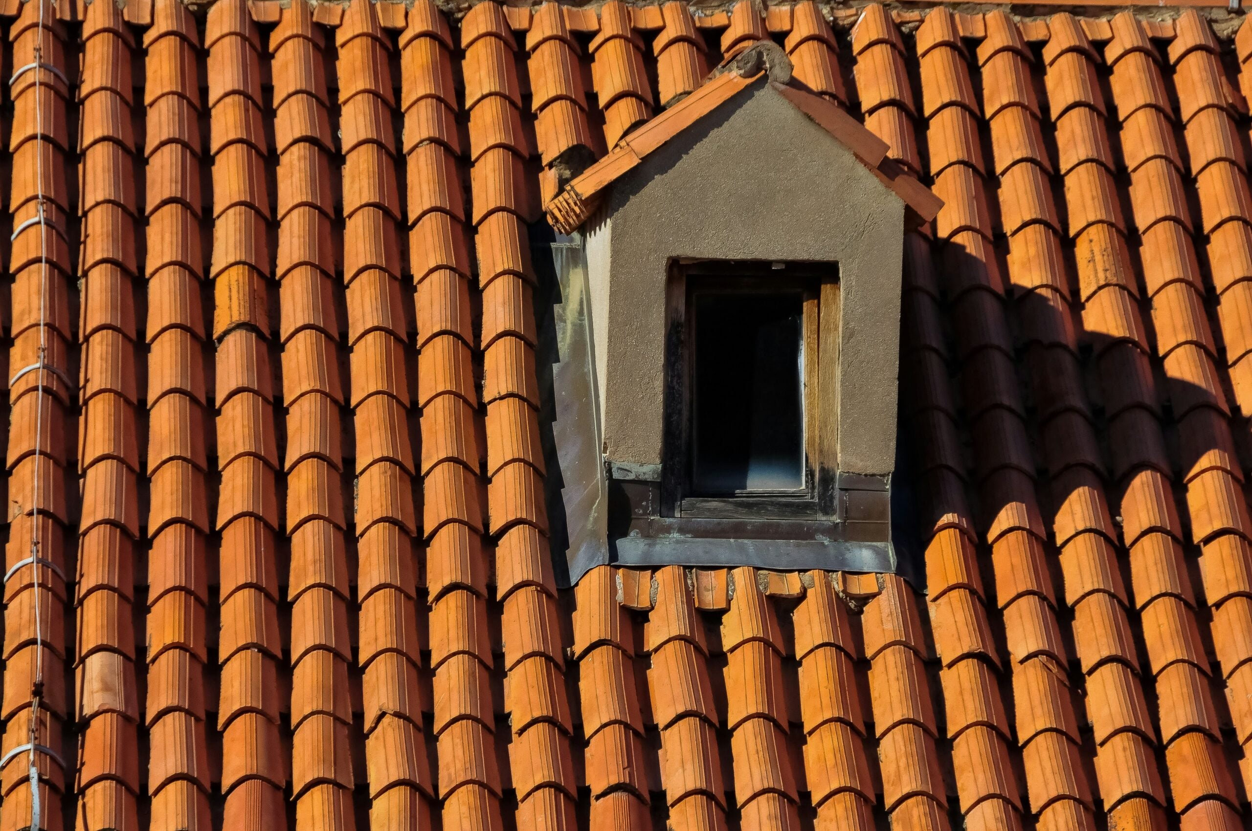 Clay tile roof with dormer window demonstrating heat resistance, durability, and weather performance in Tampa Bay’s hot and humid climate. Clay tile roof with dormer window demonstrating heat resistance, durability, and weather performance in Tampa Bay’s hot and humid climate.